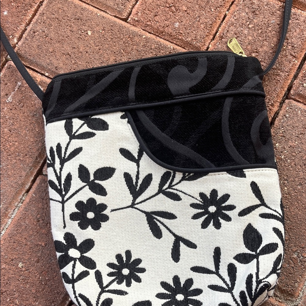 Elegant Black and White Floral Crossbody Bag - Picture 3 of 6